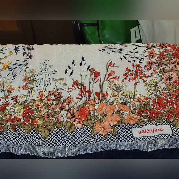 Designer scarfs - Picture 4 of 16